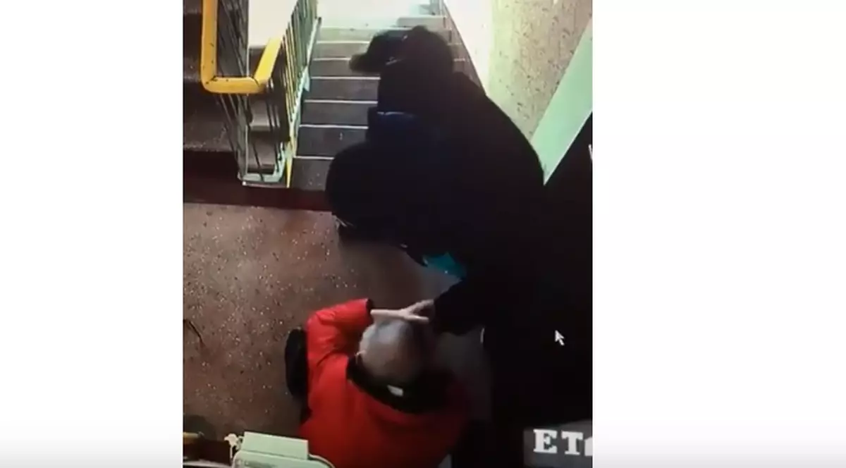 Recidivistul care a bătut un bătrân într-o scară de bloc mai fusese condamnat pentru furt și tâlhărie