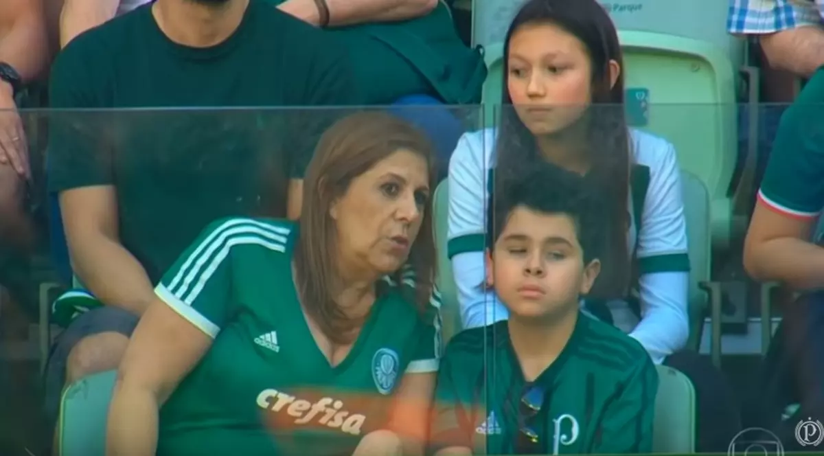 O mamă îi comentează meciurile de fotbal fiului ei orb și autist. Femeia spune că nu se abține când trebuie să înjure arbitrii. Silvia Grecco (stânga) îi comentează partidele în detaliu fiului ei