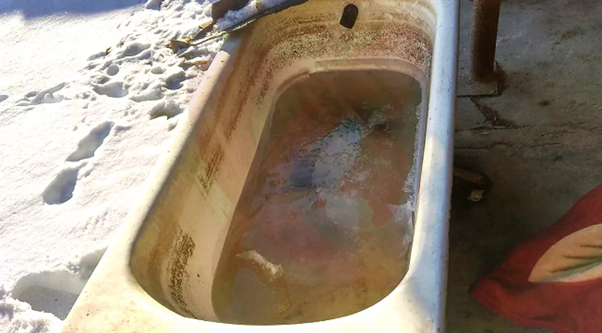 Un bărbat din Vaslui a fost găsit mort într-o cadă. Cadă pusă sub streașina casei, pentru colectarea apei de ploaie