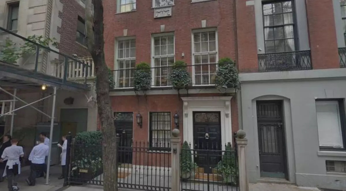 O femeie a rămas blocată în lift. Clădirea deținută de miliardarul Warren Stephens