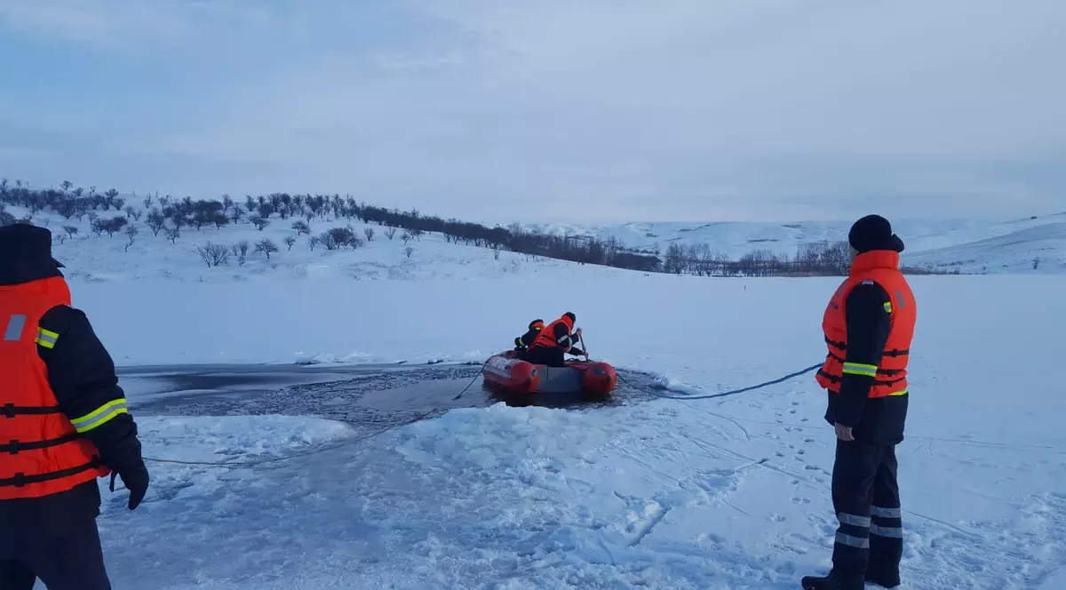 Paznicul unei ferme piscicole a fost găsit mort într-o copcă din mijlocul unui lac din Neamț