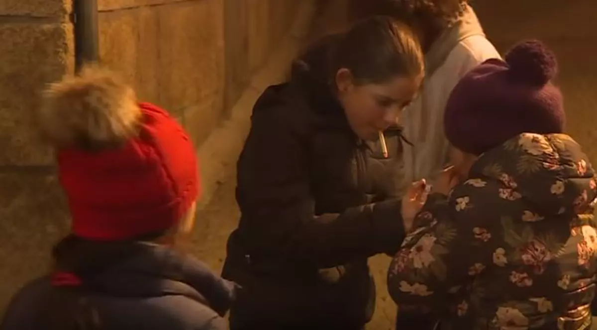 Satul în care copiii fumează cu ocazia unei sărbători religioase. Chiar părinții îi încurajează