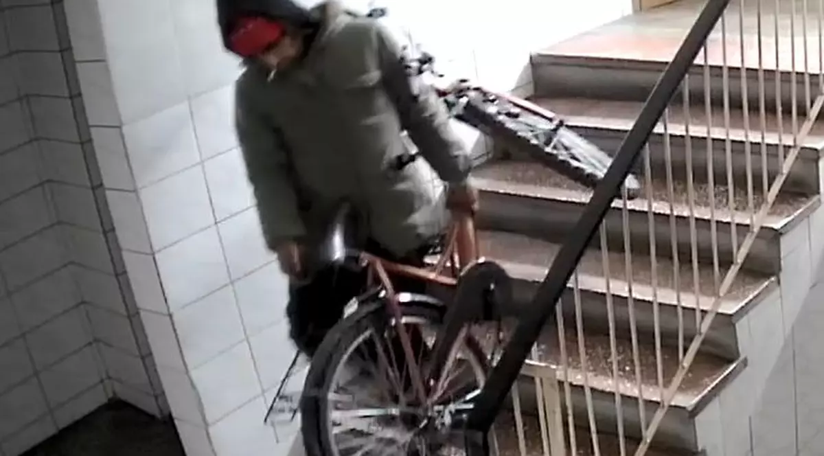 Un hoț a furat două biciclete, din același bloc din București, în doar câteva zile. A fost filmat de camerele de supraveghere (VIDEO)