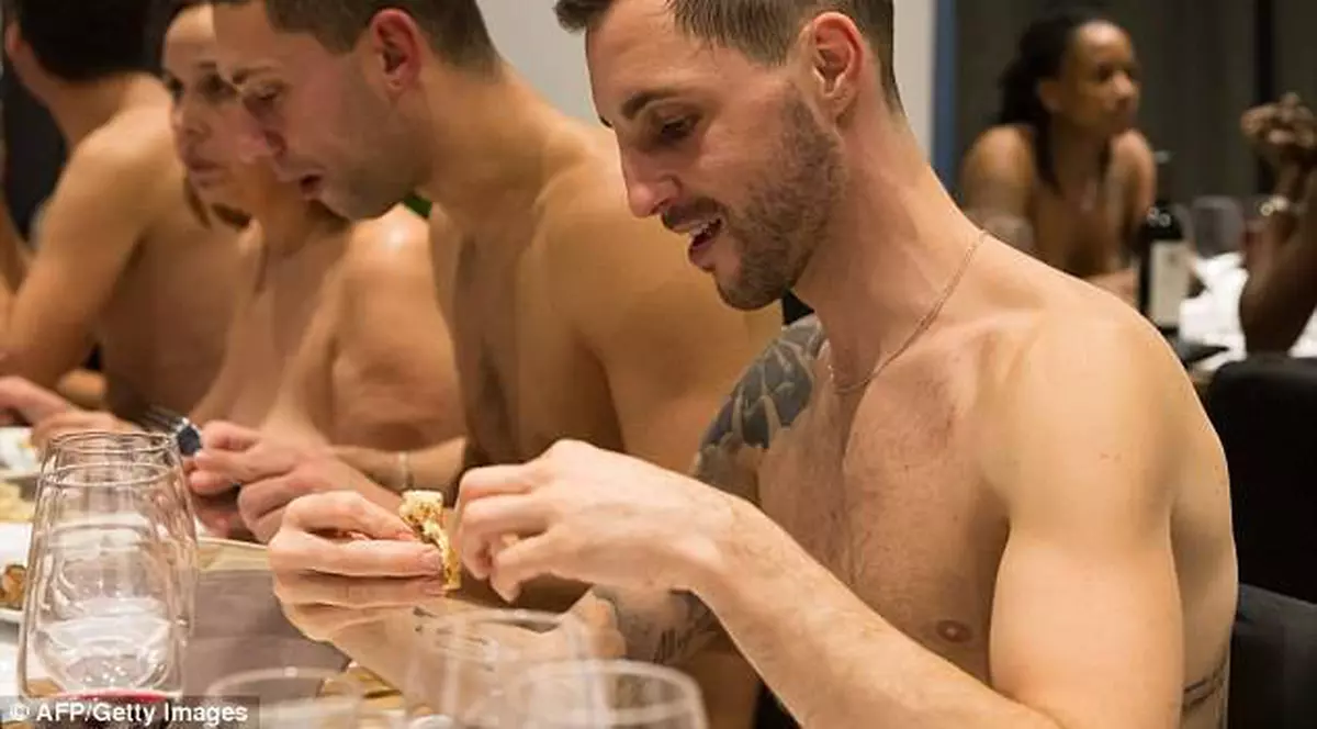 Singurul restaurant de nudiști din Paris se va închide