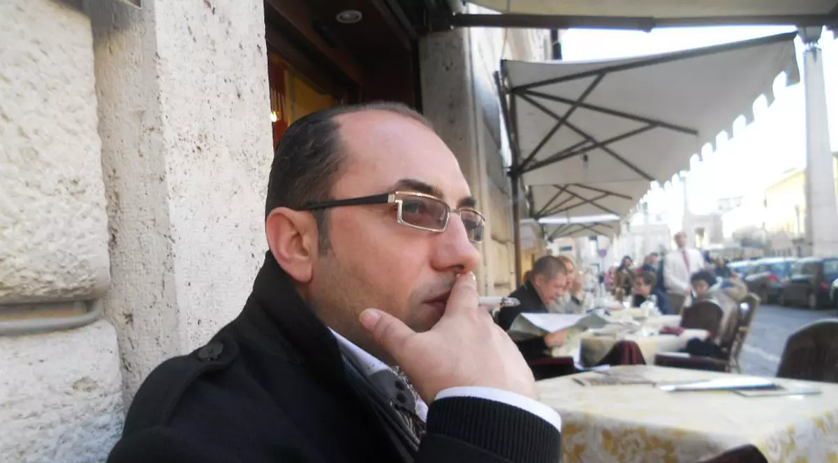 Avocat din Craiova, bătut și amenințat de doi tineri. Avocatul craiovean Eugen Fabian Ruican, fumând, la o terasă