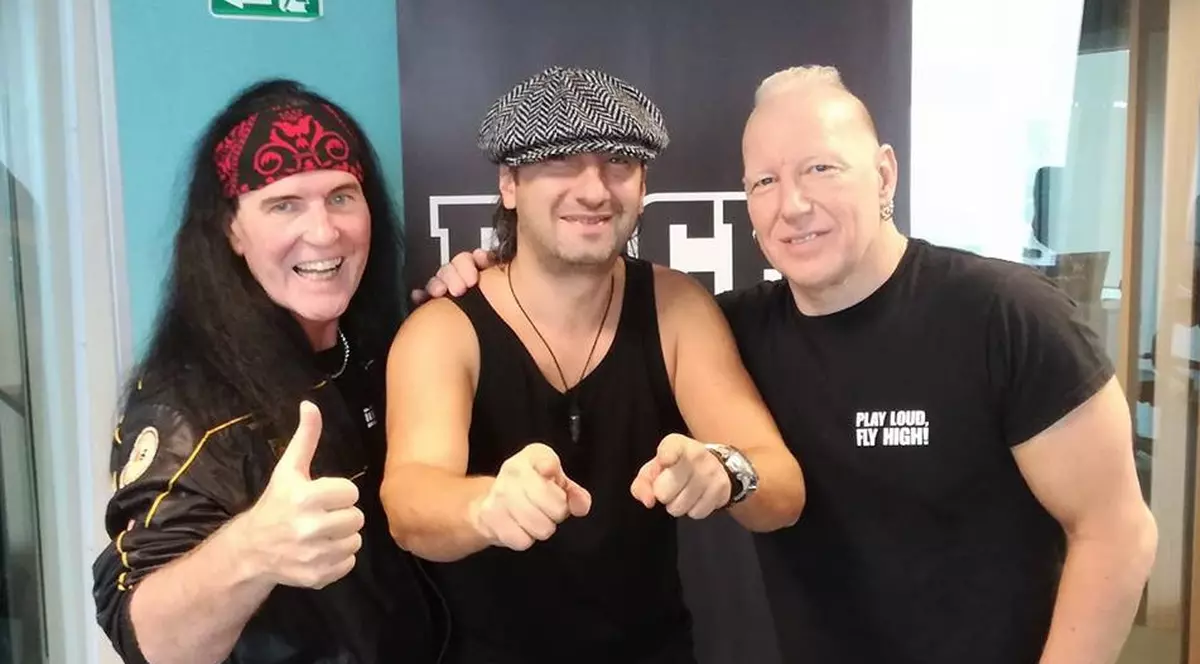 Dave Evans (stânga), primul solist al trupei AC/DC, Daniel Ignat, Mike Terrana, din trupa The ROCK
