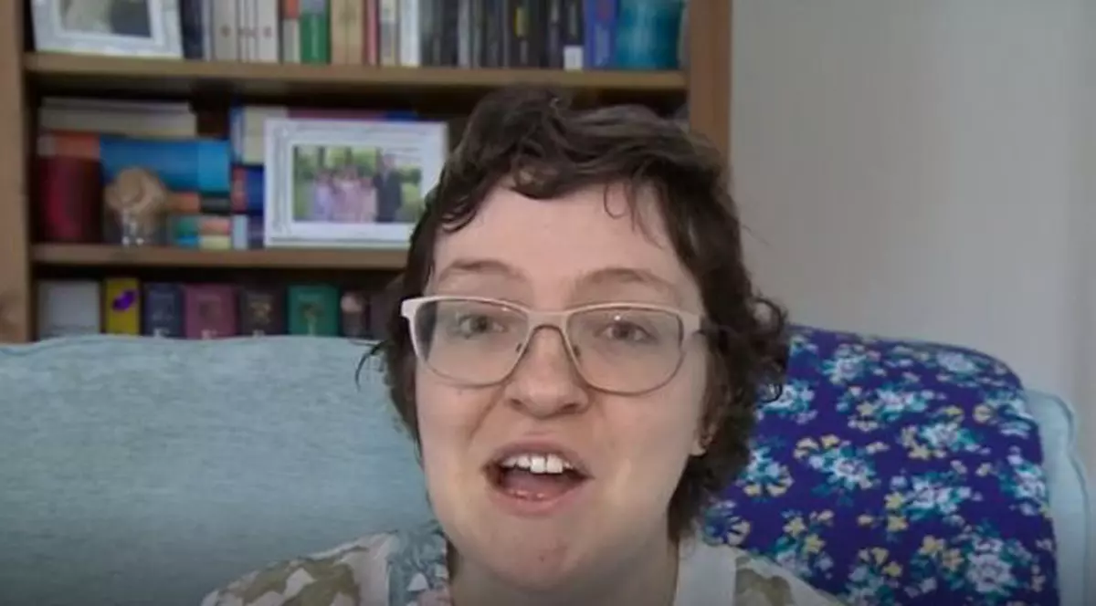 O tânără își poartă inimă artificială într-un rucsac