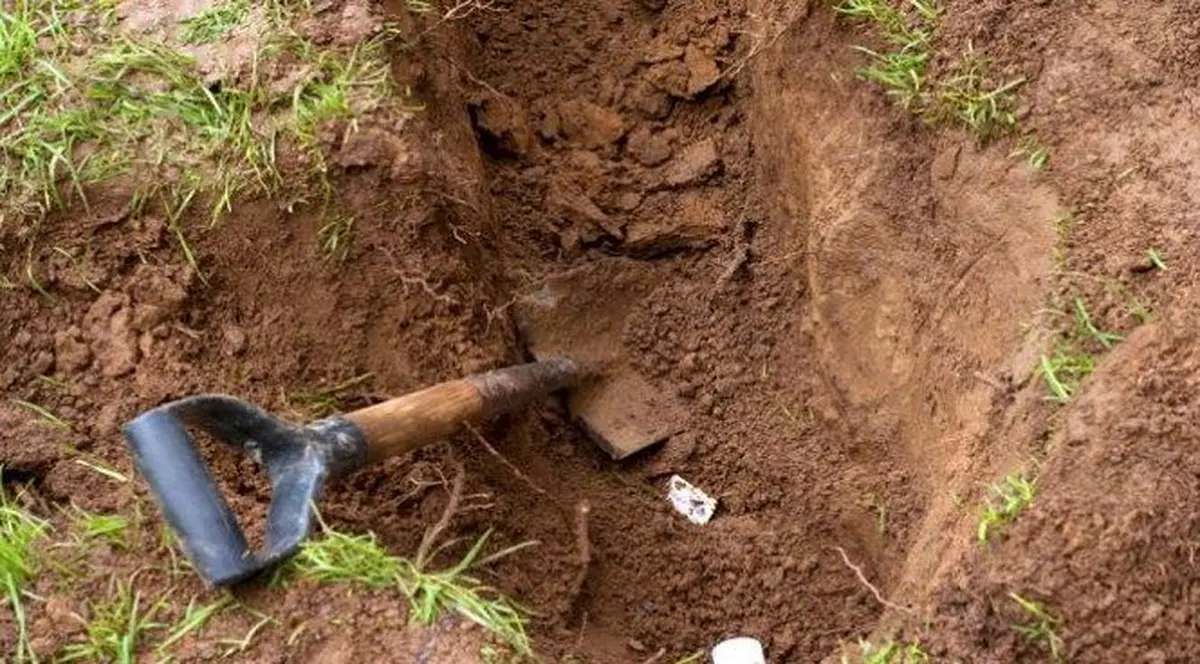 Un tânăr și-a cărat mama moartă cinci kilometri cu bicicleta până la groapă, fiindcă nimeni n-a vrut să-l ajute la înmormântare!