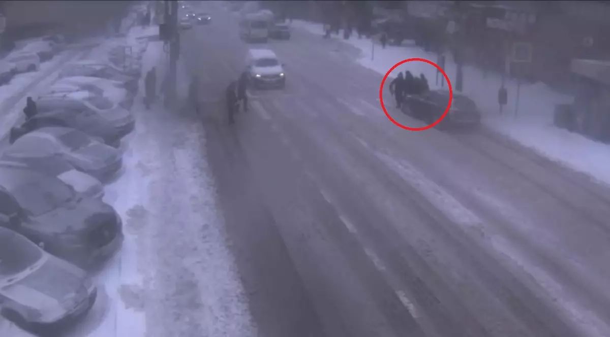 Grup de oameni, loviți pe o trecere de pietoni în Suceava