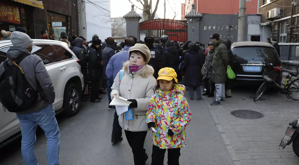 Atac cu ciocanul la o şcoală din China. Părinți care au venit la școală șă își copii, după atacul cu ciocanul