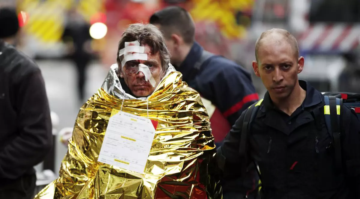 VIDEO & FOTO: Doi pompieri și o turistă spaniolă au murit într-o explozie din centrul Parisului! "Am crezut că e un cutremur"