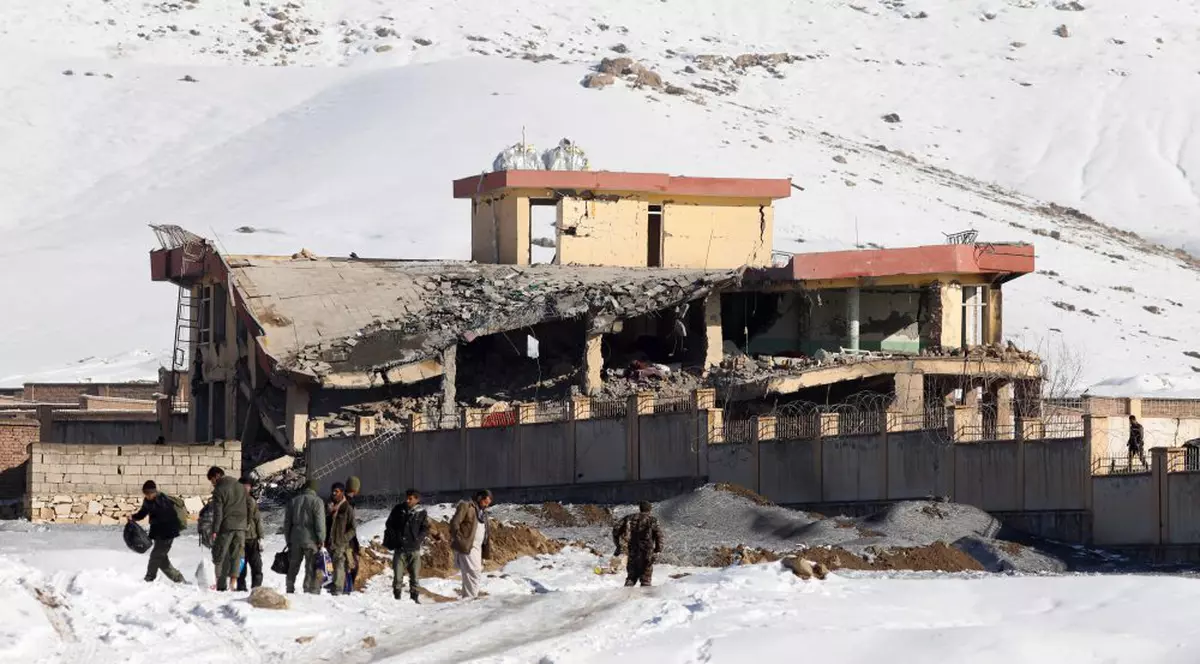 FOTO | Peste 100 de de morți în Afganistan, în urma unui atac cu mașină capcană într-o unitate militară