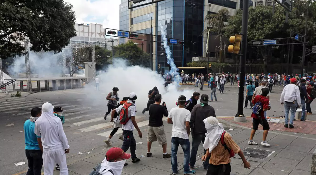 Haos în Venezuela, după ce liderul opoziției s-a autoproclamat președinte, cu susținerea lui Trump. Maduro anunță ruperea relațiilor diplomatice cu SUA