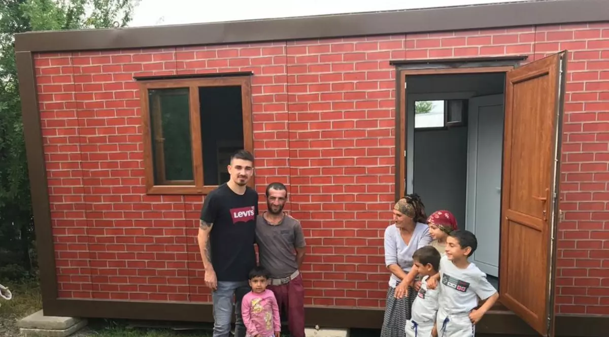 Dinamovistul Hanca "a adoptat" o familie de oameni sărmani dintr-un sat din Bărăgan / GALERIE FOTO