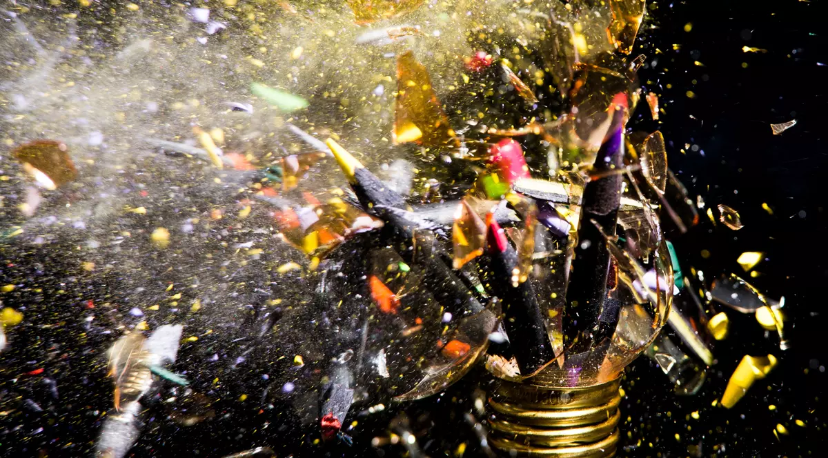 Pot companiile de energie să deconecteze consumatorii de la rețele? Da și nu. Bec spart