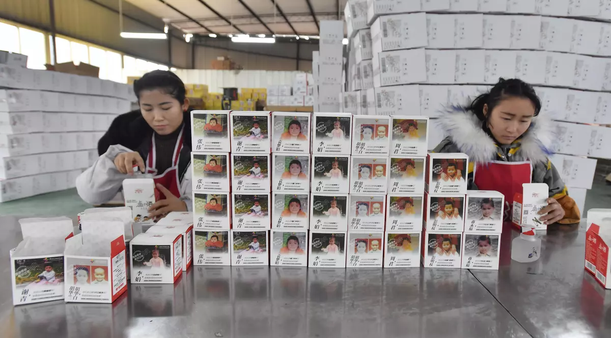 Au pus pe sticlele de alcool poze cu copii dispăruți. Metoda inedită prin care o companie de băuturi a decis să ajute poliția la descoperirea traficanților de minori