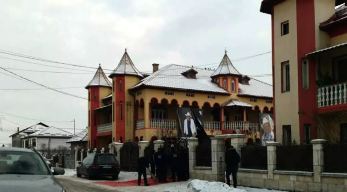 Înmormântare cu confetti aruncate din avion! Bulibașa Rudi Varga a fost înmormântat, ilegal, lângă Monumentul Eroilor! Pe coșciug i-au pus steagul României