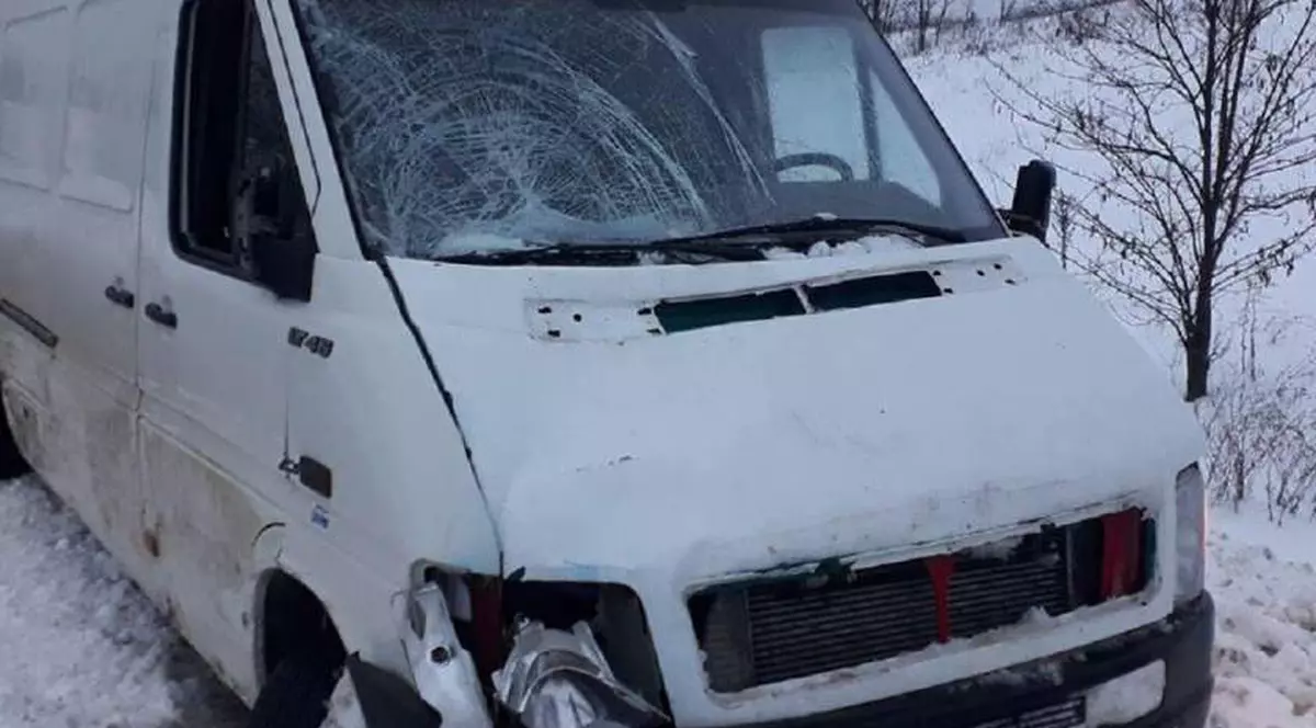 Un bărbat a intrat cu mașina într-un parapet, dar a scăpat cu viață. Când a coborât, a fost lovit mortal de o dubă