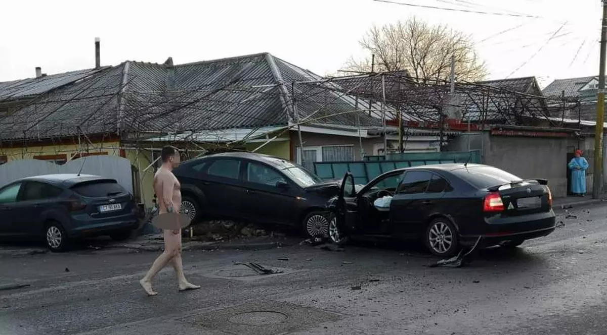 Un bărbat complet dezbrăcat a produs un accident auto în Constanța!