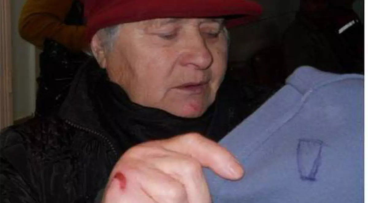 O fostă şoferiţă de camion din Cluj s-a bătut cu 3 femei care au vrut să o jefuiască. Femeia a fost înjunghiată în piept