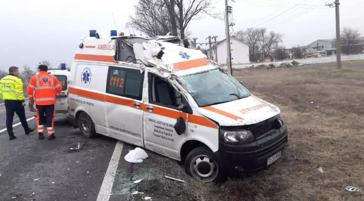 O ambulanţă din Tulcea s-a răsturnat pe şosea. Asistenta a avut nevoie de intervenția medicilor