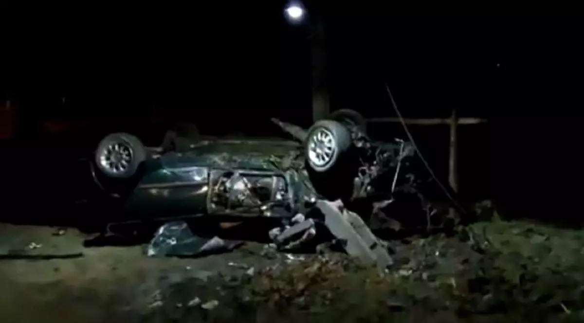 Un tânăr de 31 de ani a murit, după ce a lovit un cap de pod şi s-a rostogolit 40 de metri cu maşina