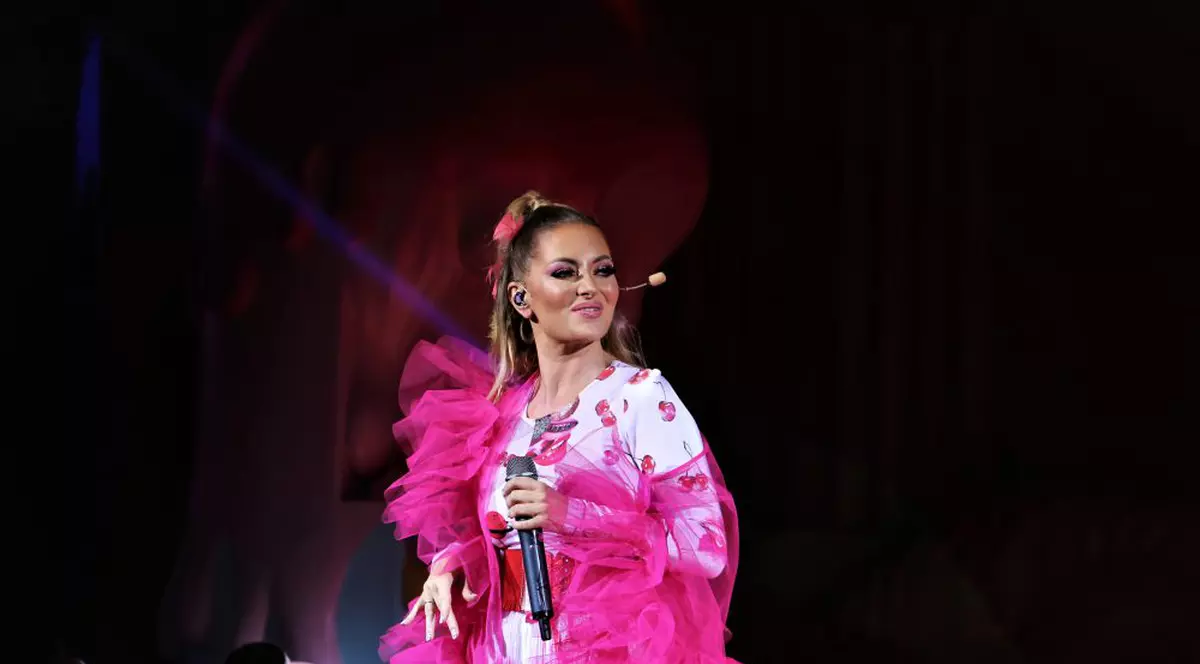 Delia a dezbrăcat un manechin, la Londra, ca să-și completeze colecția de peruci. Are dressingul plin!