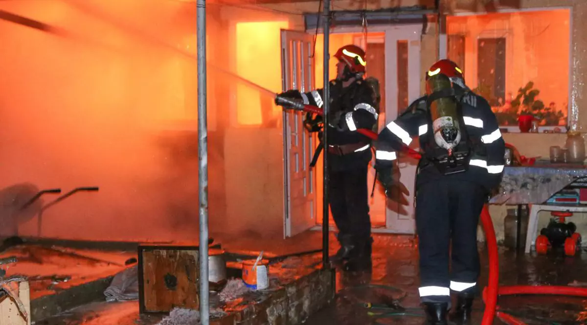 Incendiu puternic București. Șase case au fost distruse de flăcări