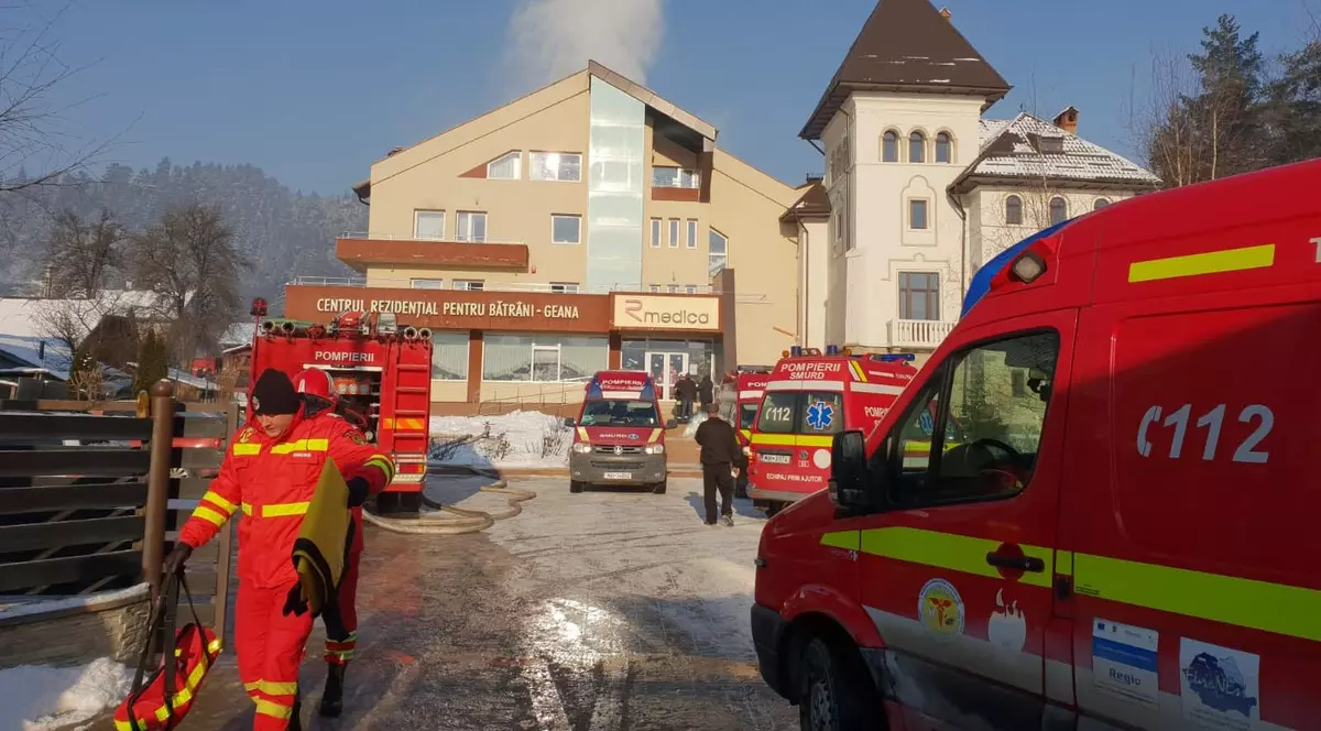 Incendiu de proporții la un azil de bătrâni din Suceava. S-a activat Planul Roșu