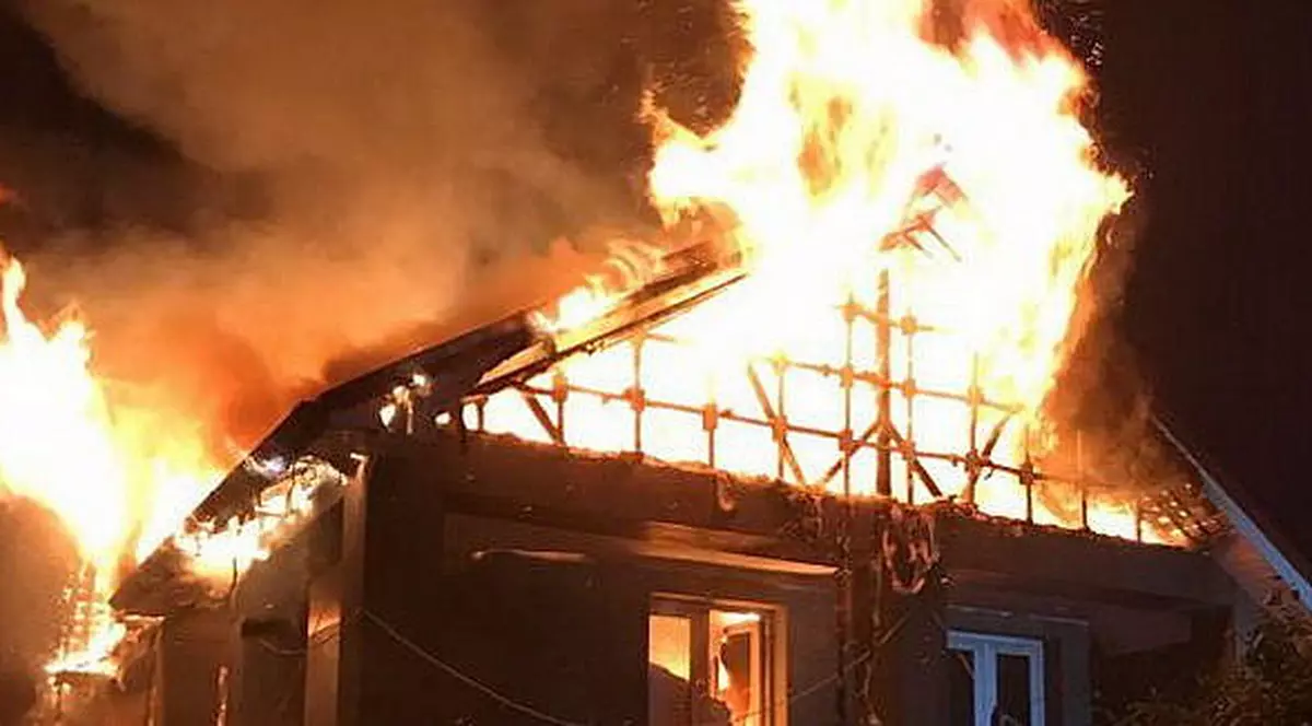 Un bărbat din Suceva a murit într-un incendiu. Casă în flăcări