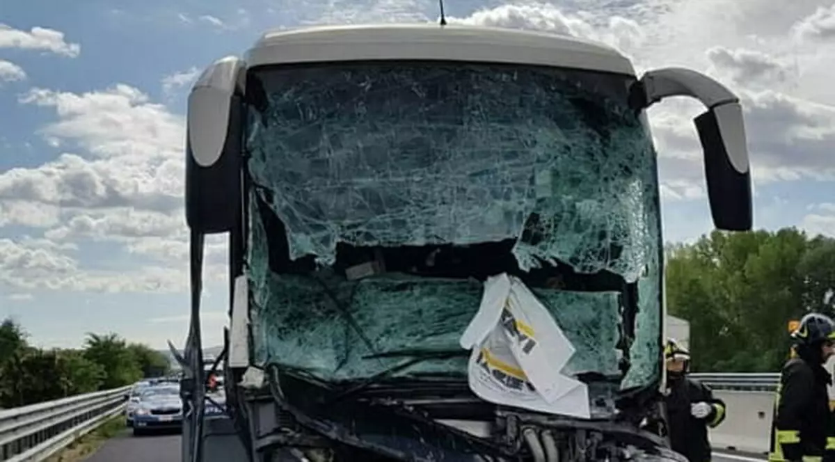 O Dacie a intrat într-un autocar în Italia. Ce au pățit cei doi români aflați în autoturism