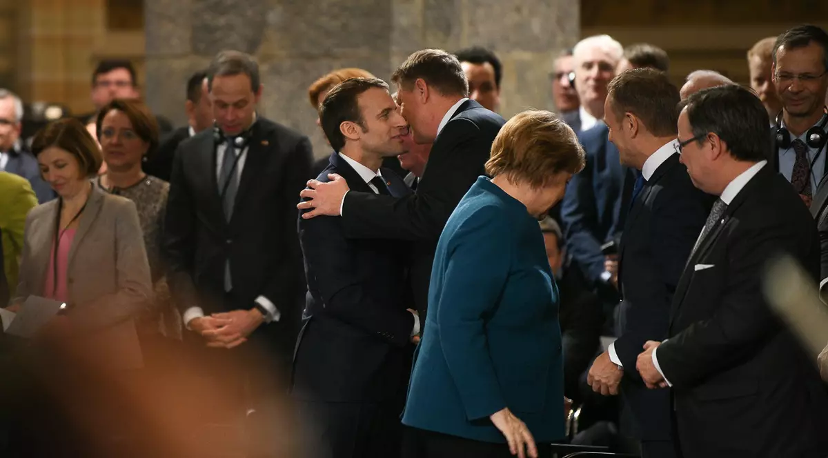 FOTO | Preşedintele Klaus Iohannis, la semnarea Tratatului de cooperare franco-german: România a fost, este şi va rămâne în continuare aproape de Franţa şi Germania