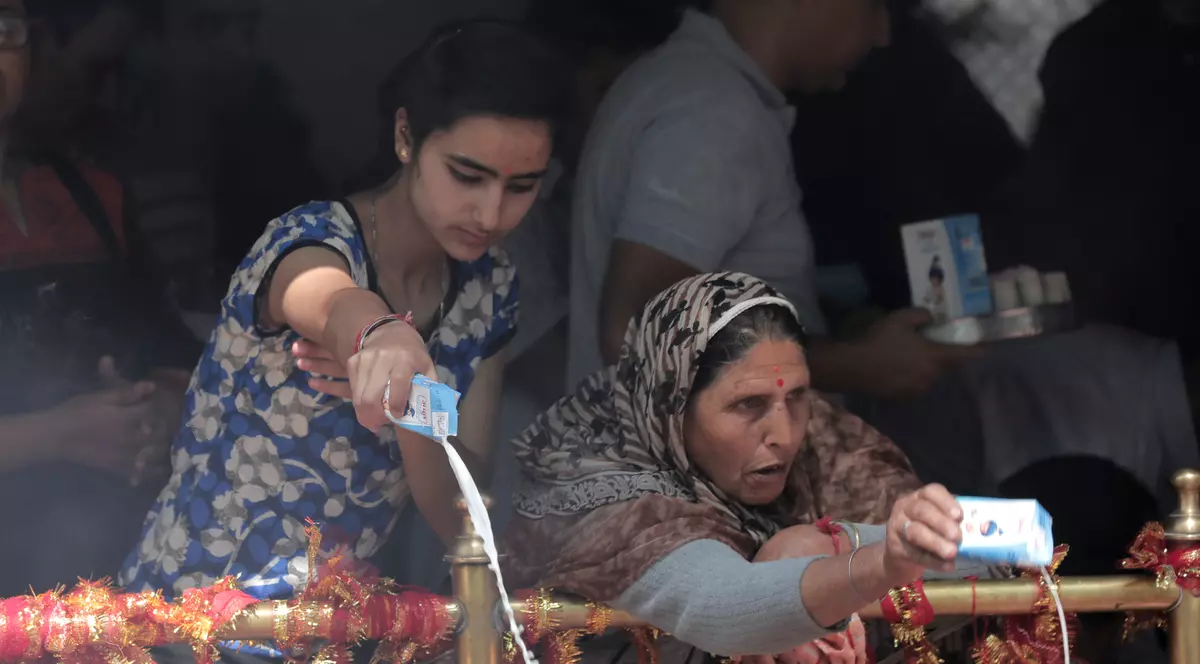 Motivul bizar pentru care fanii unui film din India au început să fure lapte