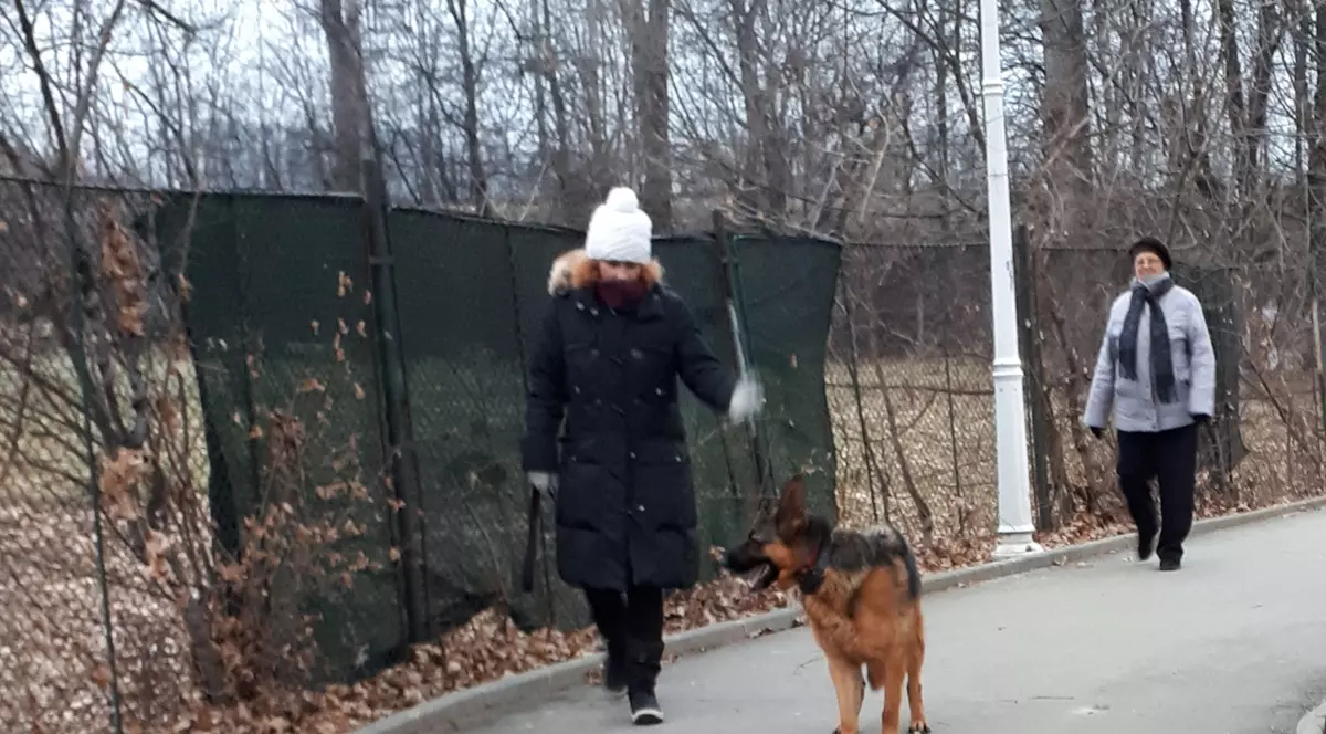 Iris nu o mai lasă singură, în parc, pe mama sa! La 80 de ani, Irina Loghin se plimbă zilnic 7 km