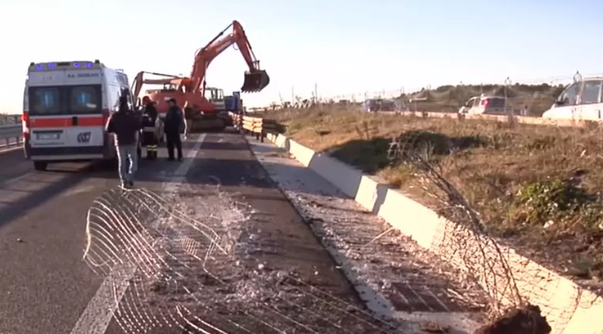 Mai mulți infractori au reușit să fure 2,3 milioane de euro cu excavatoarele