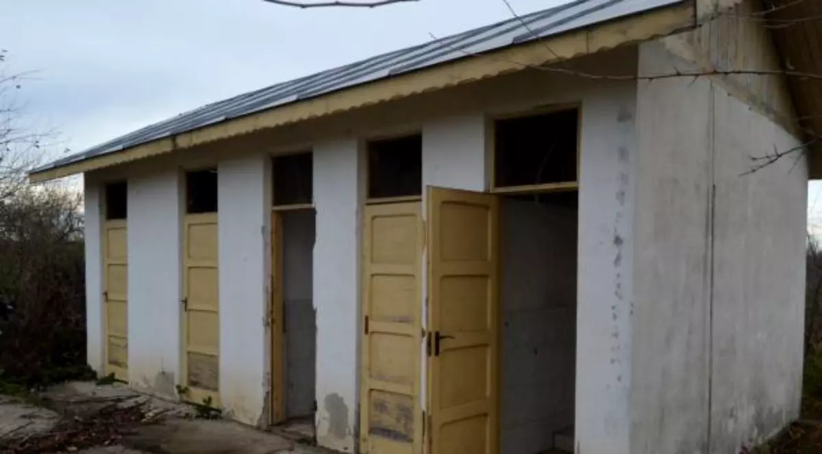 Școlile cu toalete în curte vor fi dotate cu containere cu baie