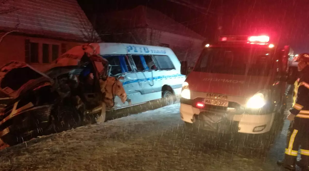 Accident pe DN7, la Lipova. Microbuz alb, lovit de TIR cu cabină roșie. Microbuzul lovit de un TIR, la Lipova