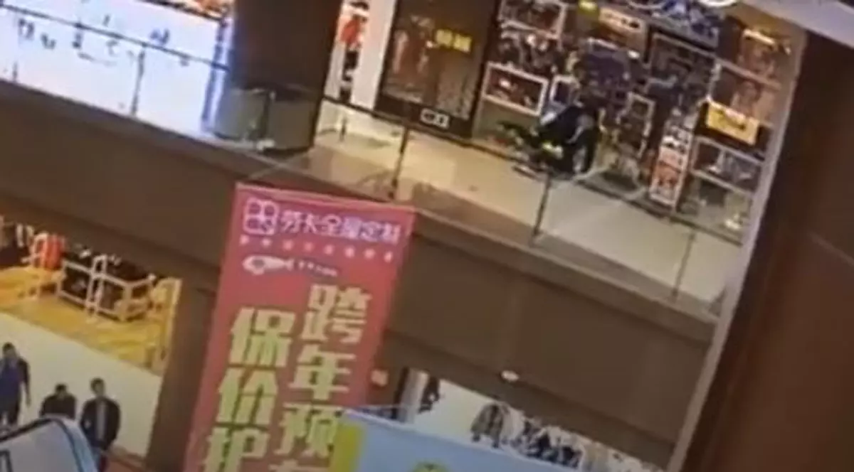 Momentul terifiant în care un bărbat aruncă o fetiță de 6 ani de la balconul unui mall, înainte să sară și el 18 metri în gol
