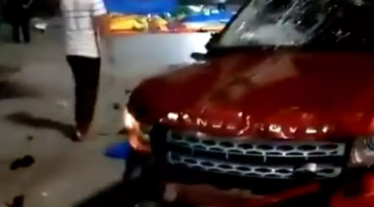 China a executat un bărbat. SUV roșu, intrat în mulțime, în China