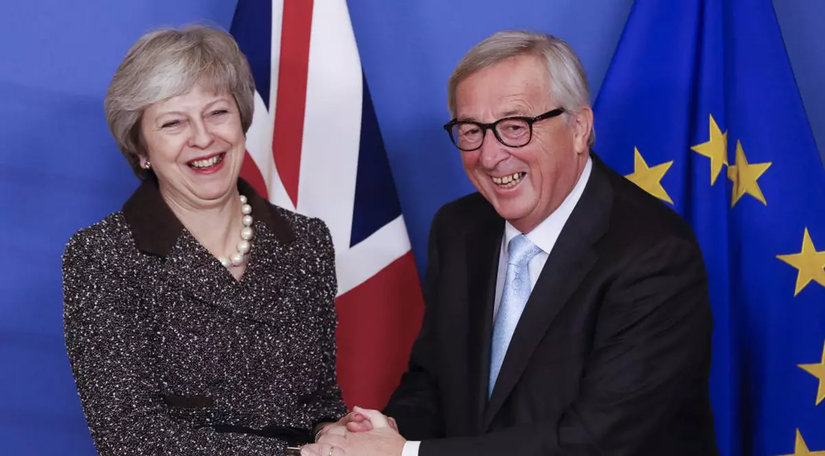 Theresa May, întâlnire neprogramată cu Jean-Claude Juncker