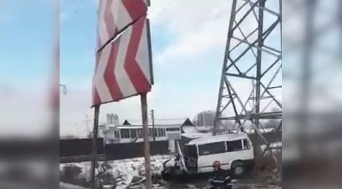 Microbuz cu 9 pasageri, implicat într-un accident terifiant în Bascov, Argeș