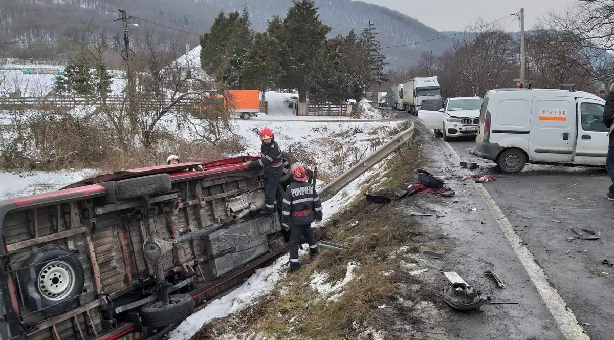 Microbuz cu nouă persoane, implicat într-un accident în lanț în comuna Vețel din Hunedoara