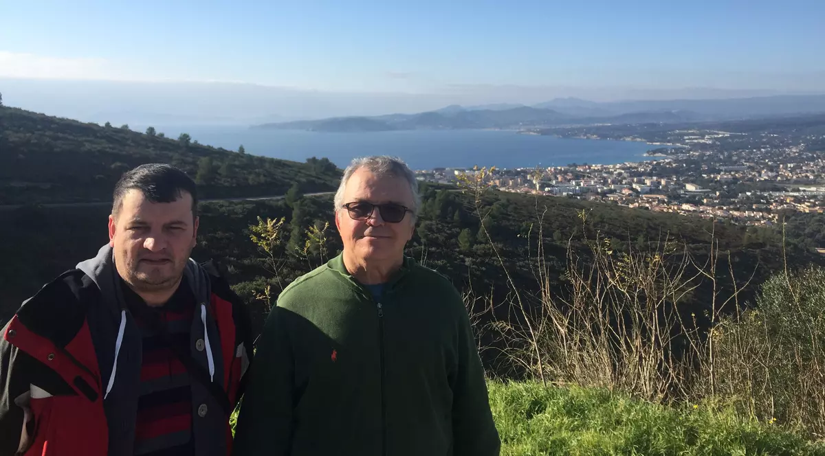 EXCLUSIV | "Ceaușescu" din Divertis e acum "ciotățean" de Provence. Libertatea l-a vizitat pe scriitorul Ioan T. Morar în „paradisul” unde s-a mutat pe termen nelimitat