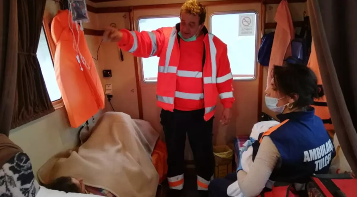 FOTO/ O gravidă dintr-o localitate izolată din Delta Dunării a născut într-o șalupă. Mămica și nou-născutul au ajuns cu bine la Spitalul Județean Tulcea