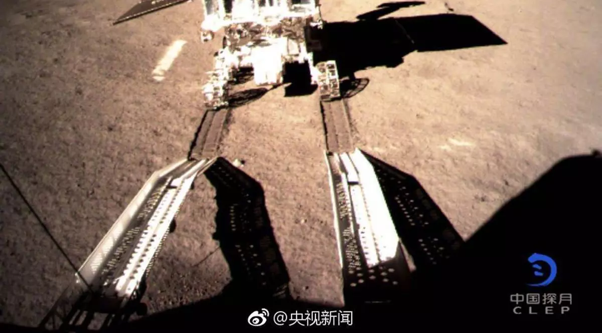 Nava robotizată lansată de China a lăsat prima amprentă pe fața nevăzută a Lunii