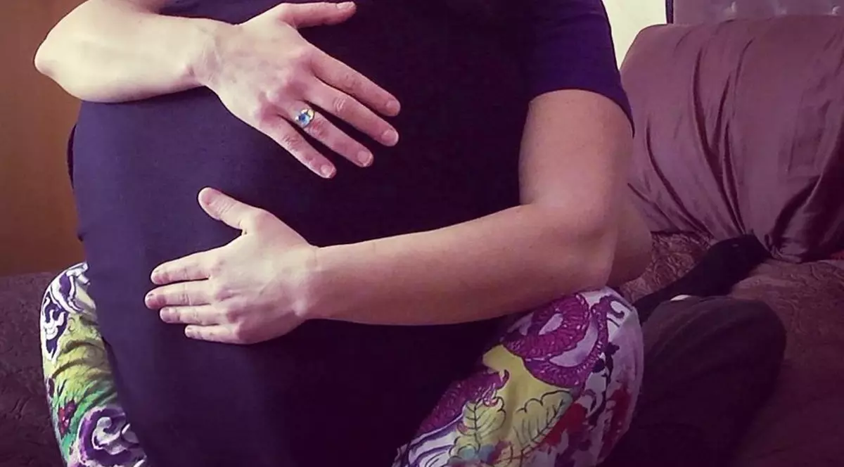 O femeie din Statele Unite face bani din îmbrățișări