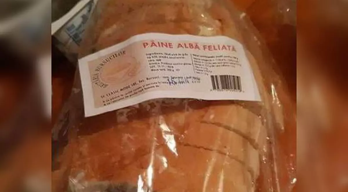 Pâine cu șoarece mort, cumpărată dintr-un sat din Vaslui
