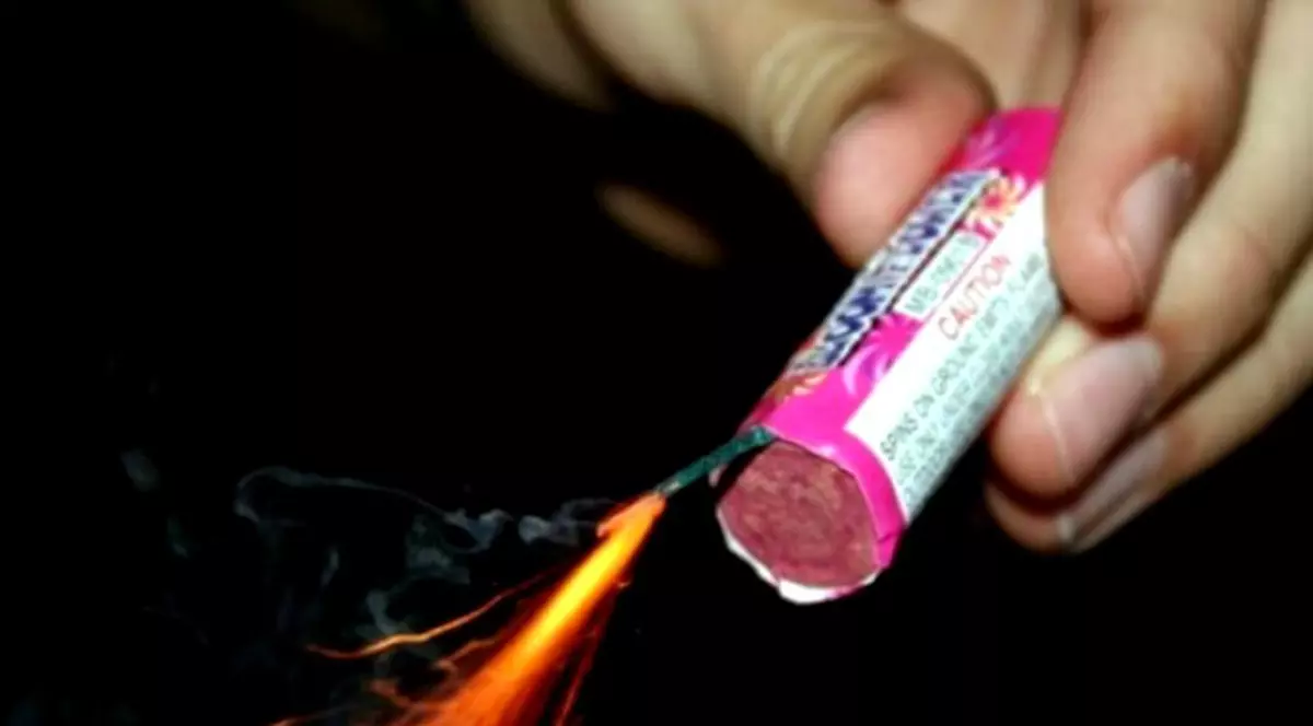 Un român de 15 ani și-a pierdut ambele mâini după ce a aprins o petardă