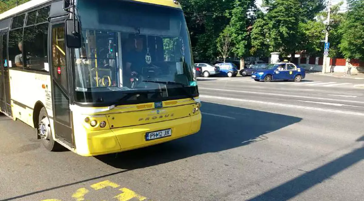 Geamul autobuzului din care o fată a căzut în timpul mersului la Ploiești fusese schimbat anul trecut