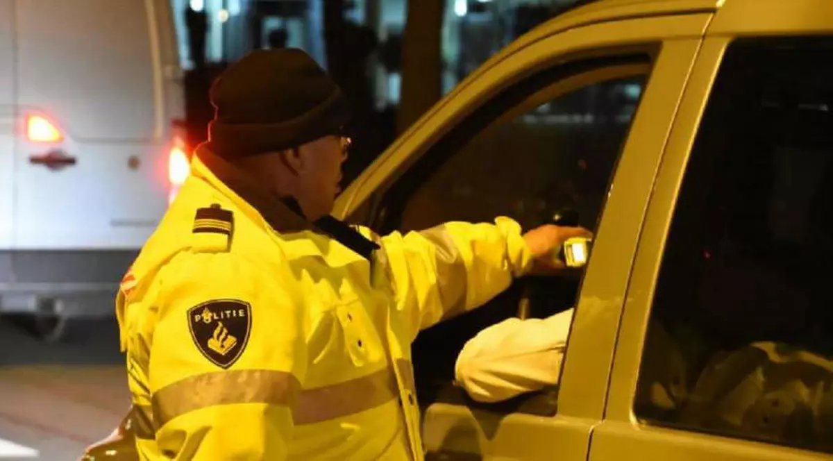 O româncă a fost condamnată în Belgia. Un polițist belgian controlează cu etilotestul un șofer